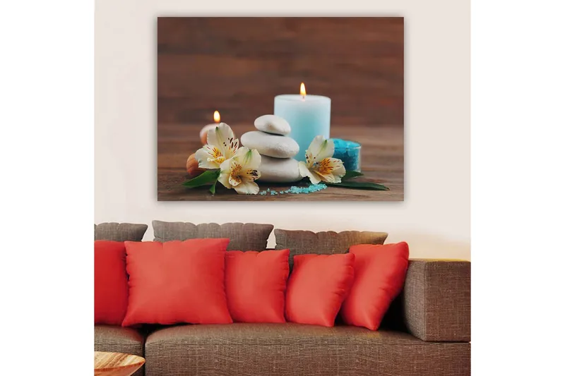 Canvastavla 70x100 cm - Stillsam komposition av stenar, blommor och ljus som skapar en avkopplande atmosfär - Ljusblå / Vit / Grön - Inredning - Tavlor & konst - Canvastavlor