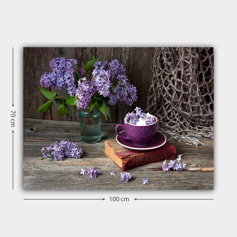 Canvastavla 70x100 cm - Stillsam naturtavla med lila syrener i en glasvas och en lila kopp på en gammal bok - Lila / Grön / Brun - Inredning - Tavlor & konst - Canvastavlor