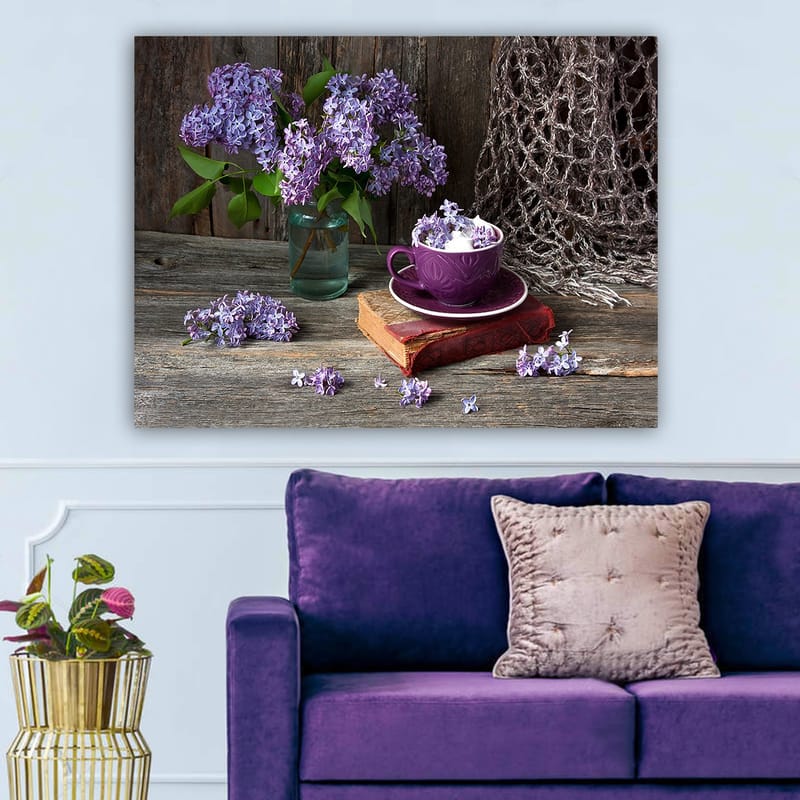 Canvastavla 70x100 cm - Stillsam naturtavla med lila syrener i en glasvas och en lila kopp på en gammal bok - Lila / Grön / Brun - Inredning - Tavlor & konst - Canvastavlor