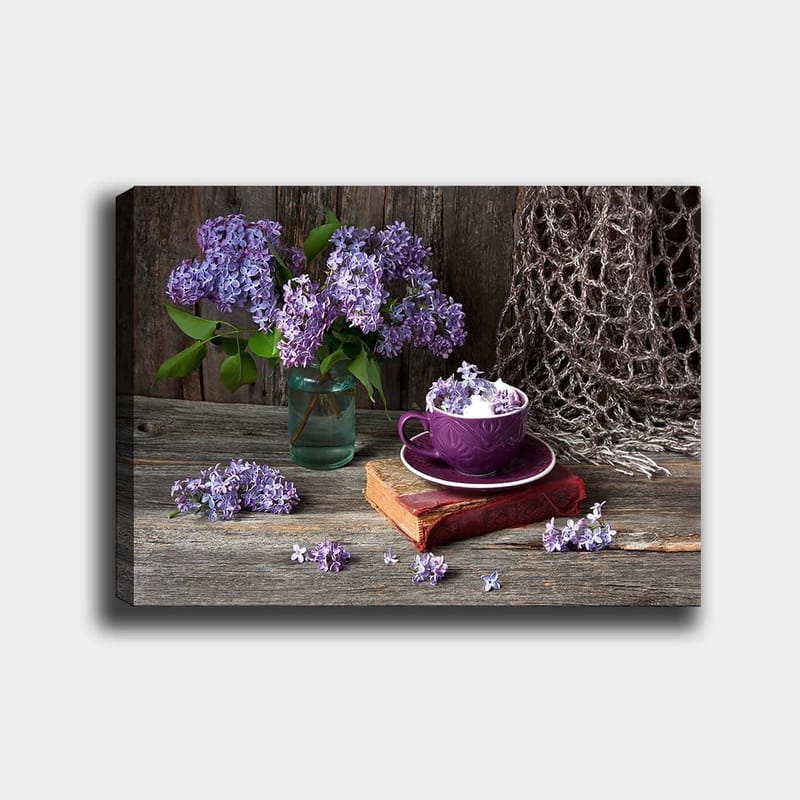 Canvastavla 70x100 cm - Stillsam naturtavla med lila syrener i en glasvas och en lila kopp på en gammal bok - Lila / Grön / Brun - Inredning - Tavlor & konst - Canvastavlor