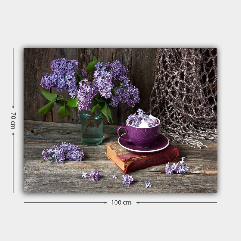Canvastavla 70x100 cm - Stillsam naturtavla med lila syrener i en glasvas och en lila kopp på en gammal bok - Lila / Grön / Brun - Inredning - Tavlor & konst - Canvastavlor