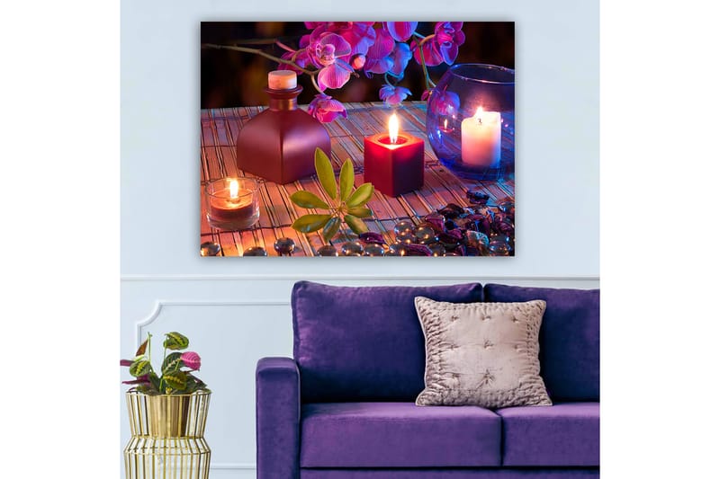 Canvastavla 70x100 cm - Stillsam och harmonisk stilleben med ljus, blommor och dekorationer - Mörkröd / Grön / Lila - Inredning - Tavlor & konst - Canvastavlor
