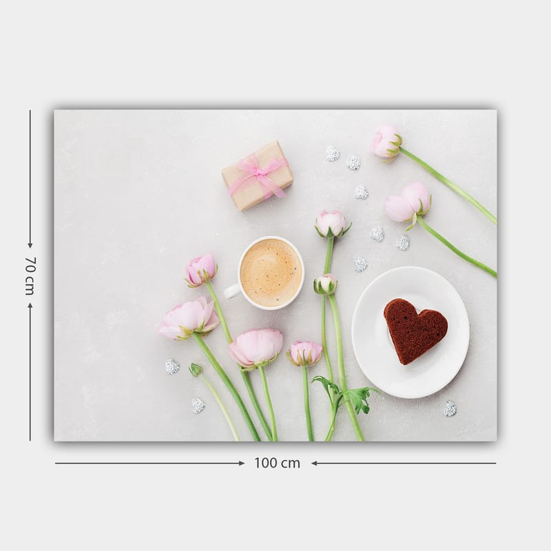 Canvastavla 70x100 cm - Stillsam och romantisk dukning med rosa blommor, en kopp kaffe och en hjärtformad kaka - Rosa / Brun / Vit - Inredning - Tavlor & konst - Canvastavlor
