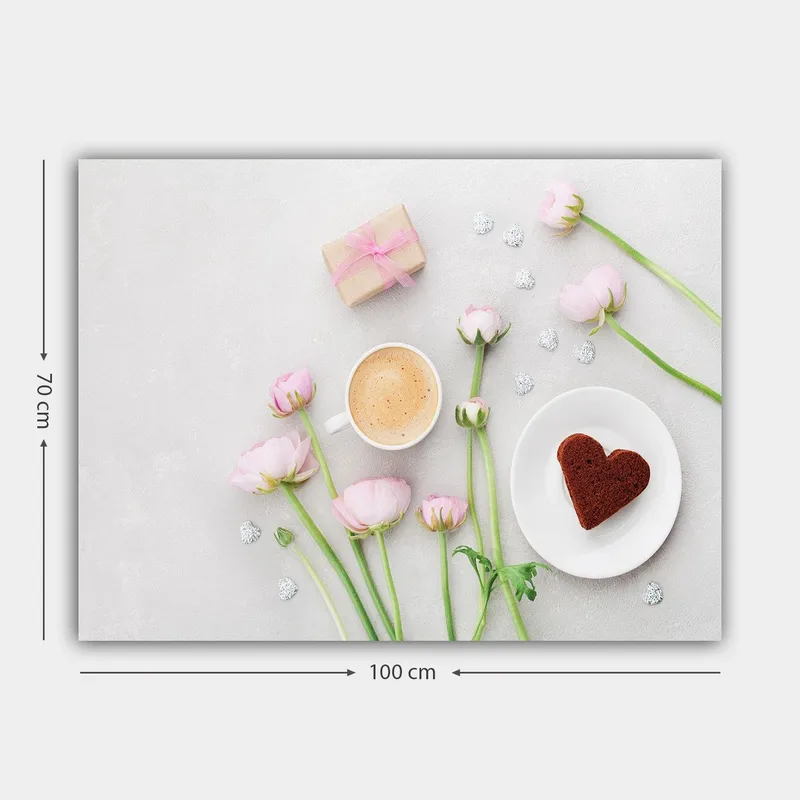 Canvastavla 70x100 cm - Stillsam och romantisk dukning med rosa blommor, en kopp kaffe och en hjärtformad kaka - Rosa / Brun / Vit - Inredning - Tavlor & konst - Canvastavlor