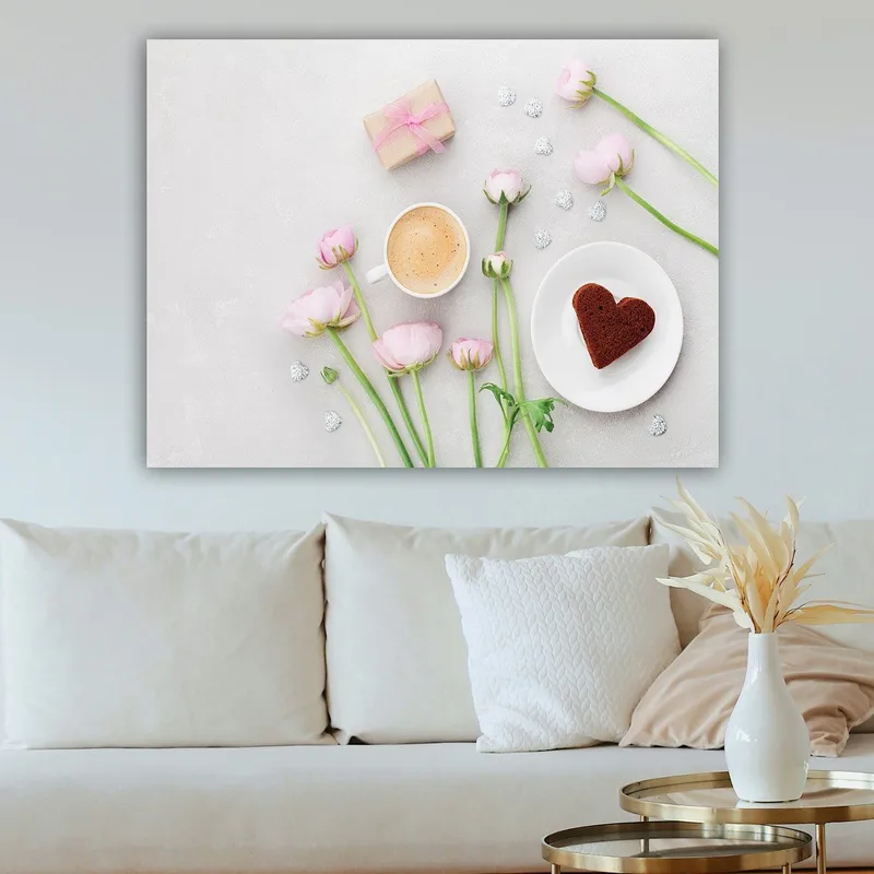 Canvastavla 70x100 cm - Stillsam och romantisk dukning med rosa blommor, en kopp kaffe och en hjärtformad kaka - Rosa / Brun / Vit - Inredning - Tavlor & konst - Canvastavlor