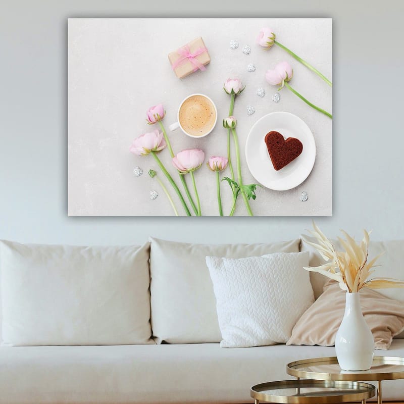 Canvastavla 70x100 cm - Stillsam och romantisk dukning med rosa blommor, en kopp kaffe och en hjärtformad kaka - Rosa / Brun / Vit - Inredning - Tavlor & konst - Canvastavlor
