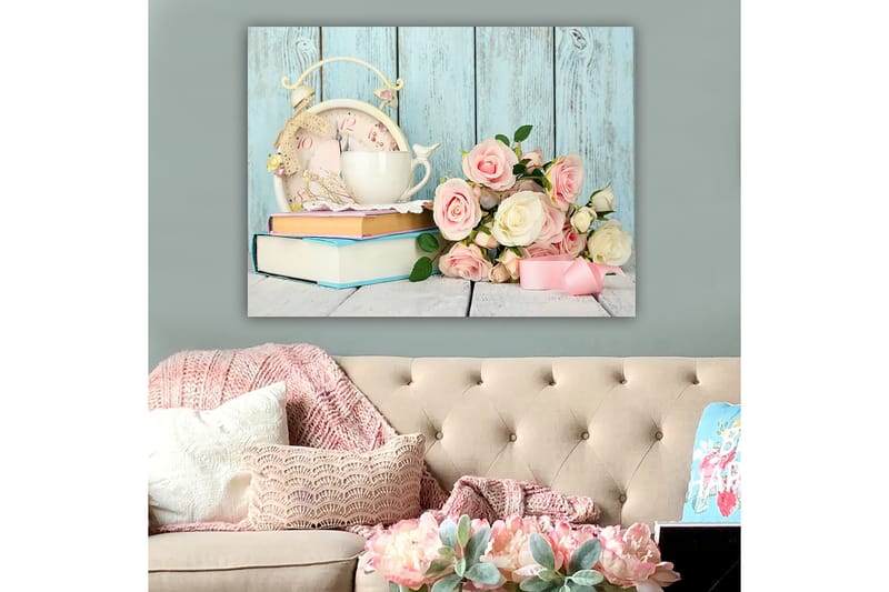 Canvastavla 70x100 cm - Stillsam och romantisk komposition med en kopp, en gammaldags klocka och en bukett rosor - Ljusrosa / Vit / Ljusblå - Inredning - Tavlor & konst - Canvastavlor