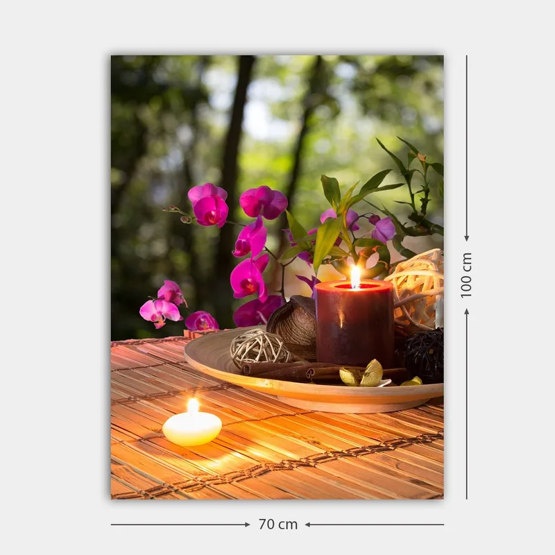 Canvastavla 70x100 cm - Stillsam samling av blommor och ljus på ett bord, som skapar en harmonisk atmosfär - Lila / Mörkröd / Grön - Inredning - Tavlor & konst - Canvastavlor