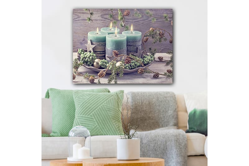 Canvastavla 70x100 cm - Stillsam samling av fyra ljus omgivna av grönska och dekorationer, Grön / Ljusblå / Brun