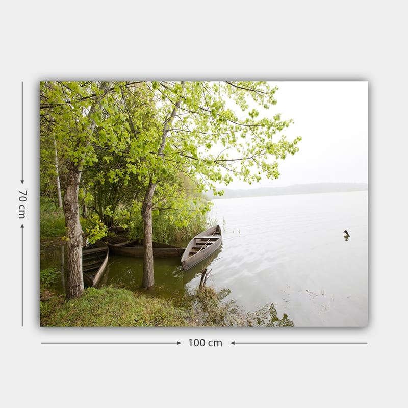 Canvastavla 70x100 cm - Stillsam sjöscen med båtar och grönskande träd vid vattnet - Grön / Brun / Grå - Inredning - Tavlor & konst - Canvastavlor