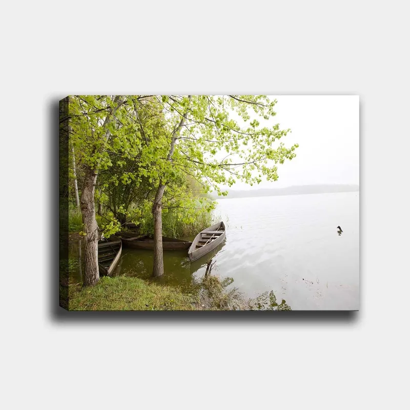 Canvastavla 70x100 cm - Stillsam sjöscen med båtar och grönskande träd vid vattnet - Grön / Brun / Grå - Inredning - Tavlor & konst - Canvastavlor