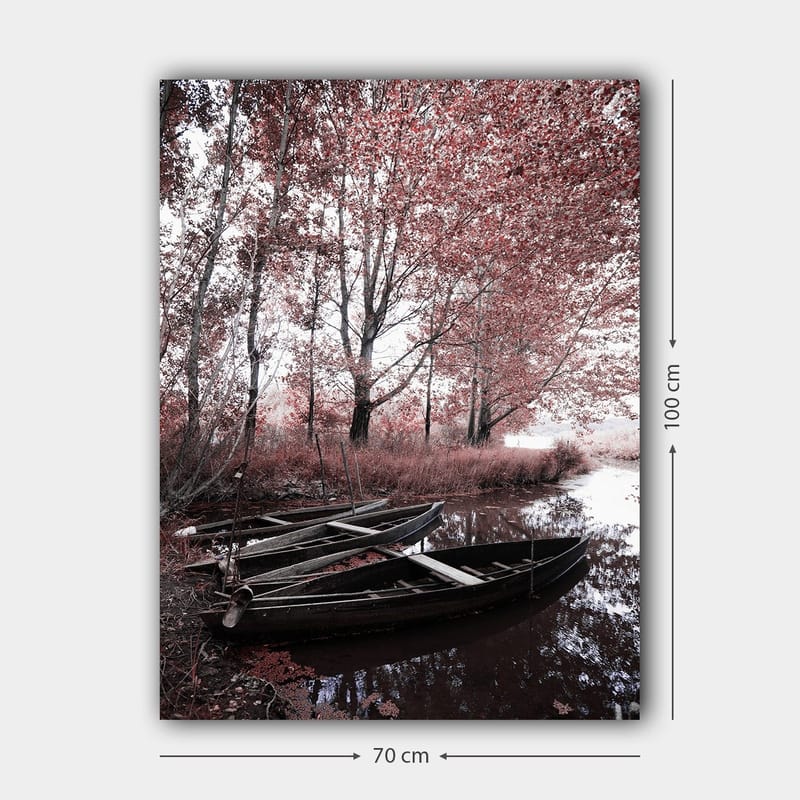Canvastavla 70x100 cm - Stillsam sjöscen med två båtar omgivna av röda träd och växtlighet - Röd / Svart / Vit - Inredning - Tavlor & konst - Canvastavlor