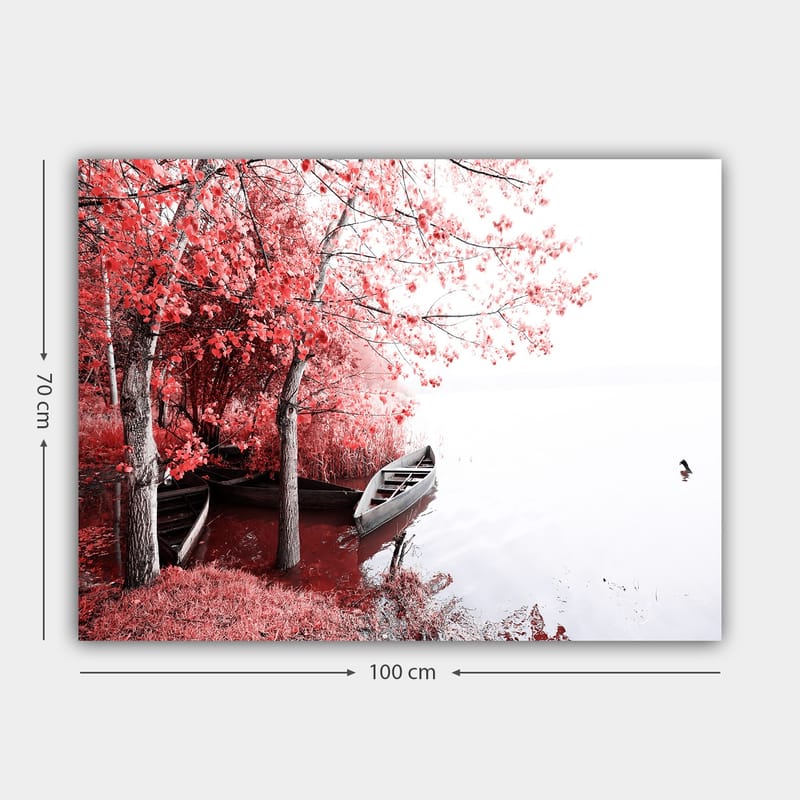 Canvastavla 70x100 cm - Stillsam sjöscen med två båtar omgivna av sprakande röda träd i höstfärger - Röd / Grå - Inredning - Tavlor & konst - Canvastavlor