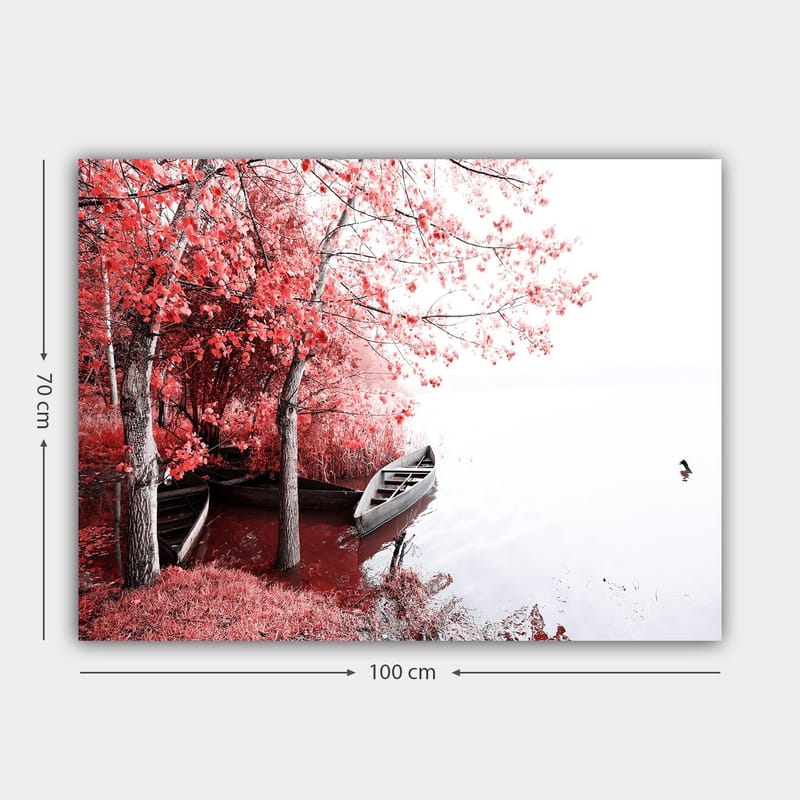 Canvastavla 70x100 cm - Stillsam sjöscen med två båtar omgivna av sprakande röda träd i höstfärger - Röd / Grå - Inredning - Tavlor & konst - Canvastavlor