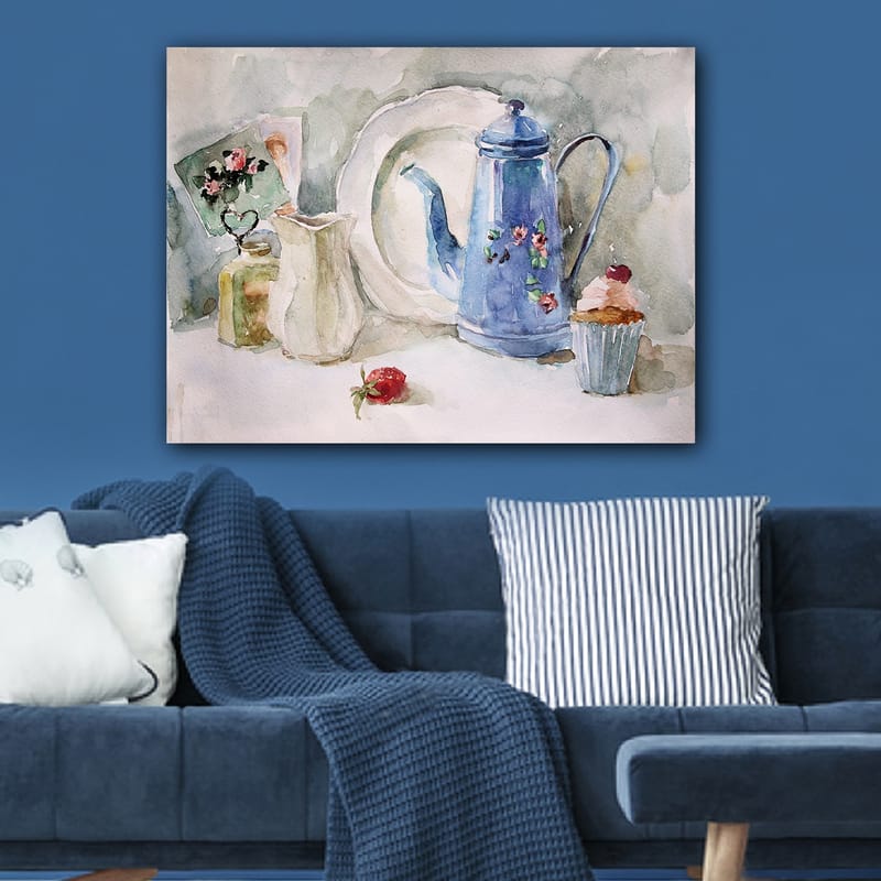 Canvastavla 70x100 cm - Stillsam stilleben med en blå kaffekanna, en jordgubbe och en cupcake - Blå / Vit / Röd - Inredning - Tavlor & konst - Canvastavlor