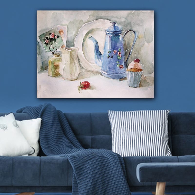 Canvastavla 70x100 cm - Stillsam stilleben med en blå kaffekanna, en jordgubbe och en cupcake - Blå / Vit / Röd - Inredning - Tavlor & konst - Canvastavlor