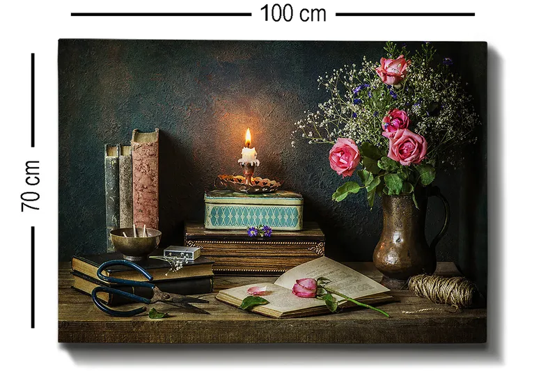 Canvastavla 70x100 cm - Stillsam stilleben med rosor, böcker och en tänd lykta som skapar en varm och nostalgisk atmosfär - Rosa / Grön / Brun - Inredning - Tavlor & konst - Canvastavlor