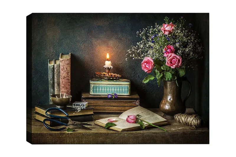 Canvastavla 70x100 cm - Stillsam stilleben med rosor, böcker och en tänd lykta som skapar en varm och nostalgisk atmosfär, Rosa / Grön / Brun