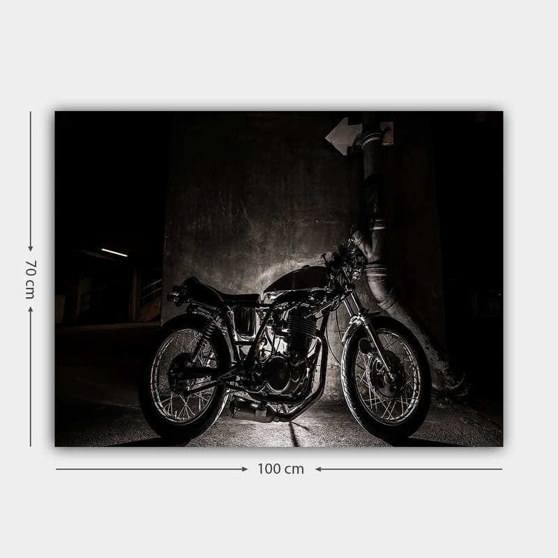Canvastavla 70x100 cm - Stilren motorcykel i en urban miljö med fokus på detaljer och skuggor - Svart / Grå - Inredning - Tavlor & konst - Canvastavlor