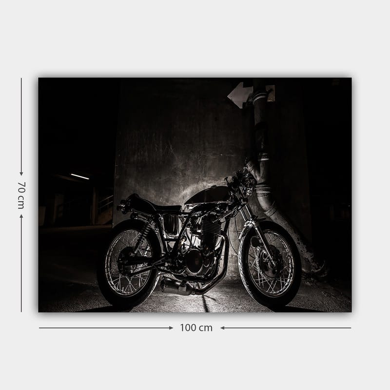 Canvastavla 70x100 cm - Stilren motorcykel i en urban miljö med fokus på detaljer och skuggor - Svart / Grå - Inredning - Tavlor & konst - Canvastavlor