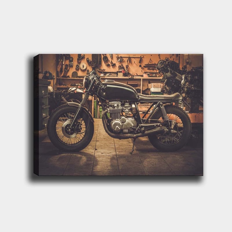 Canvastavla 70x100 cm - Stilren motorcykel i en verkstadsmiljö - Svart / Grå / Silver - Inredning - Tavlor & konst - Canvastavlor