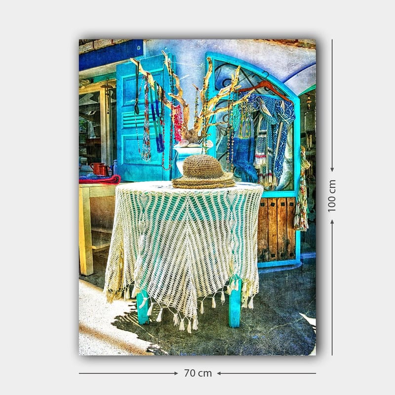 Canvastavla 70x100 cm - Stilren och färgglad inredningsdetalj med en hatt på ett bord, omgiven av smycken och kläder - Blå / Vit / Beige - Inredning - Tavlor & konst - Canvastavlor