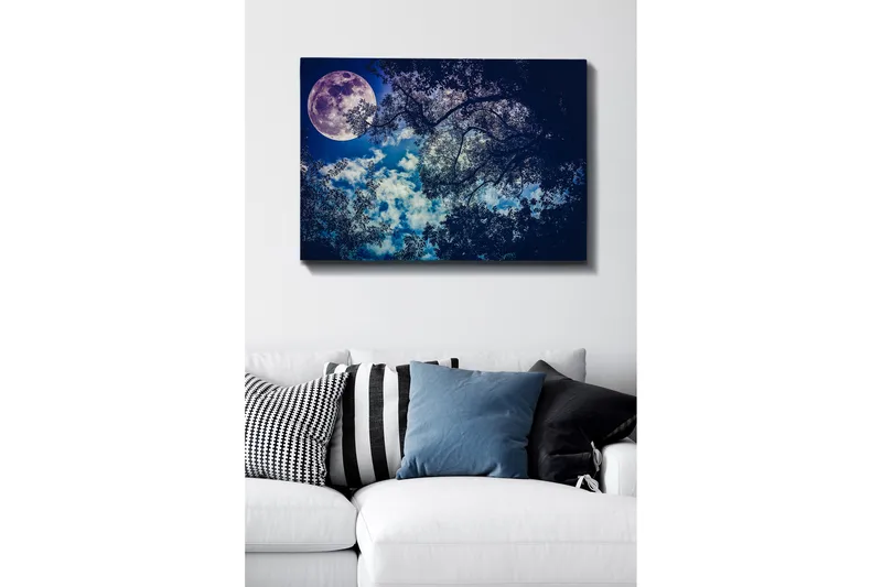 Canvastavla 70x100 cm - Stjärnklar natt med en stor måne som lyser genom trädens grenar, Mörkblå / Ljusblå / Lila