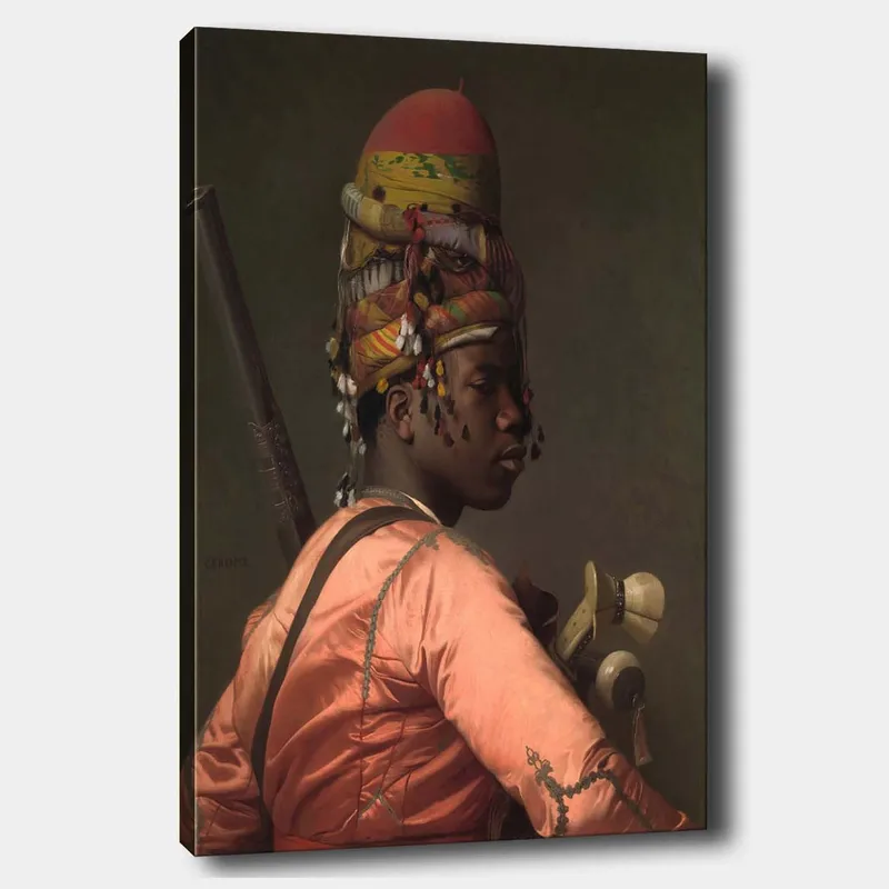 Canvastavla 70x100 cm - Stolt man i traditionell klädsel med en färgglad huvudbonad och ett vapen i handen, Rosa / Grönt / Svart