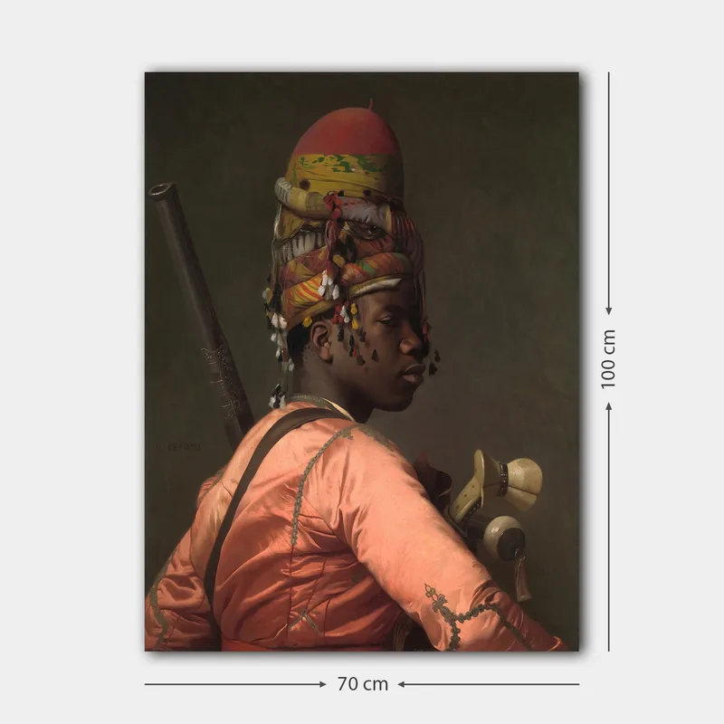 Canvastavla 70x100 cm - Stolt man i traditionell klädsel med en färgglad huvudbonad och ett vapen i handen - Rosa / Grönt / Svart - Inredning - Tavlor & konst - Canvastavlor