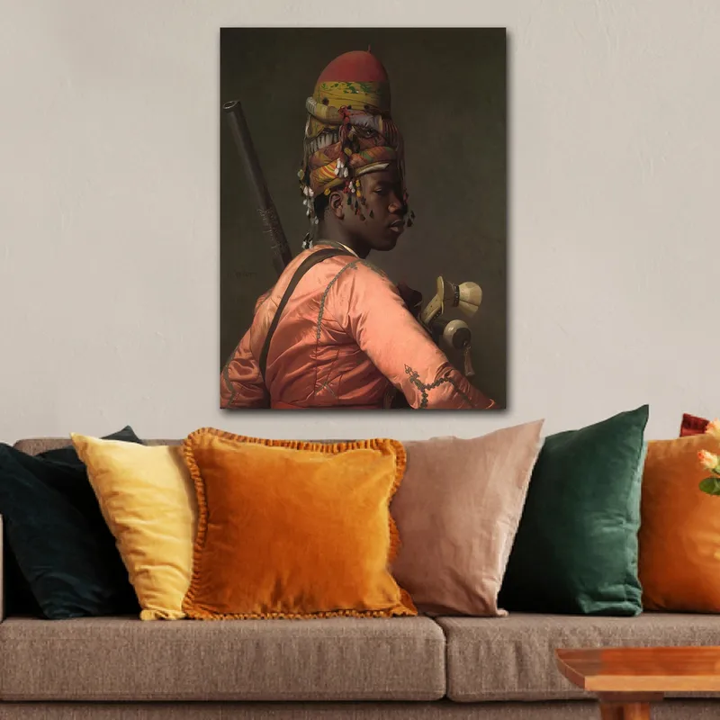 Canvastavla 70x100 cm - Stolt man i traditionell klädsel med en färgglad huvudbonad och ett vapen i handen - Rosa / Grönt / Svart - Inredning - Tavlor & konst - Canvastavlor