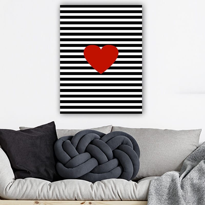 Canvastavla 70x100 cm - Stor röd hjärtform mot en bakgrund av svarta och vita ränder - Röd / Svart / Vit - Inredning - Tavlor & konst - Canvastavlor