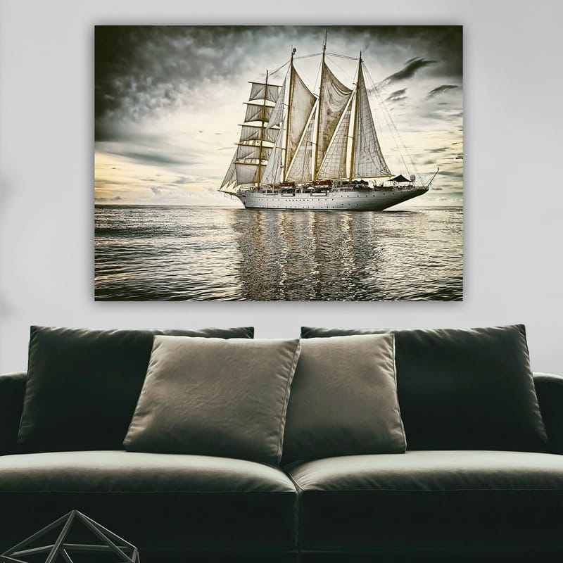 Canvastavla 70x100 cm - Storslagen segelbåt med vita segel som glider över en spegelblanka havsyta under en dramatisk himmel - Vit / Grå / Beige - Inredning - Tavlor & konst - Canvastavlor