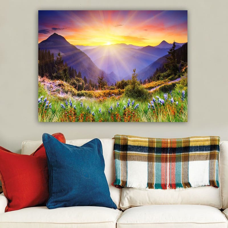 Canvastavla 70x100 cm - Storslagen soluppgång över berg och grönskande ängar - Guld / Lila / Grön - Inredning - Tavlor & konst - Canvastavlor