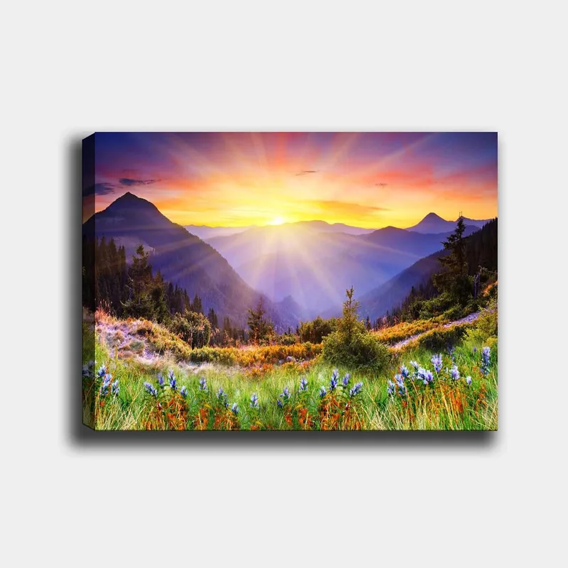 Canvastavla 70x100 cm - Storslagen soluppgång över berg och grönskande ängar - Guld / Lila / Grön - Inredning - Tavlor & konst - Canvastavlor