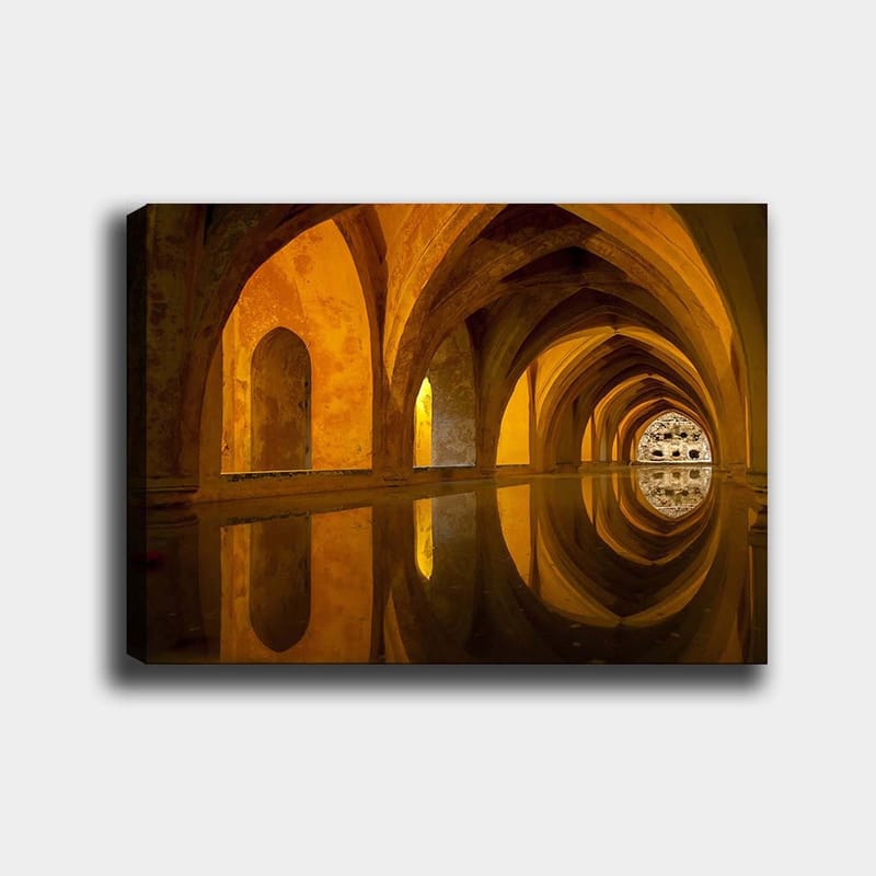 Canvastavla 70x100 cm - Storslagen vy av en gammal arkitektur med valv och reflektioner i vatten, Guld / Brunt / Beige
