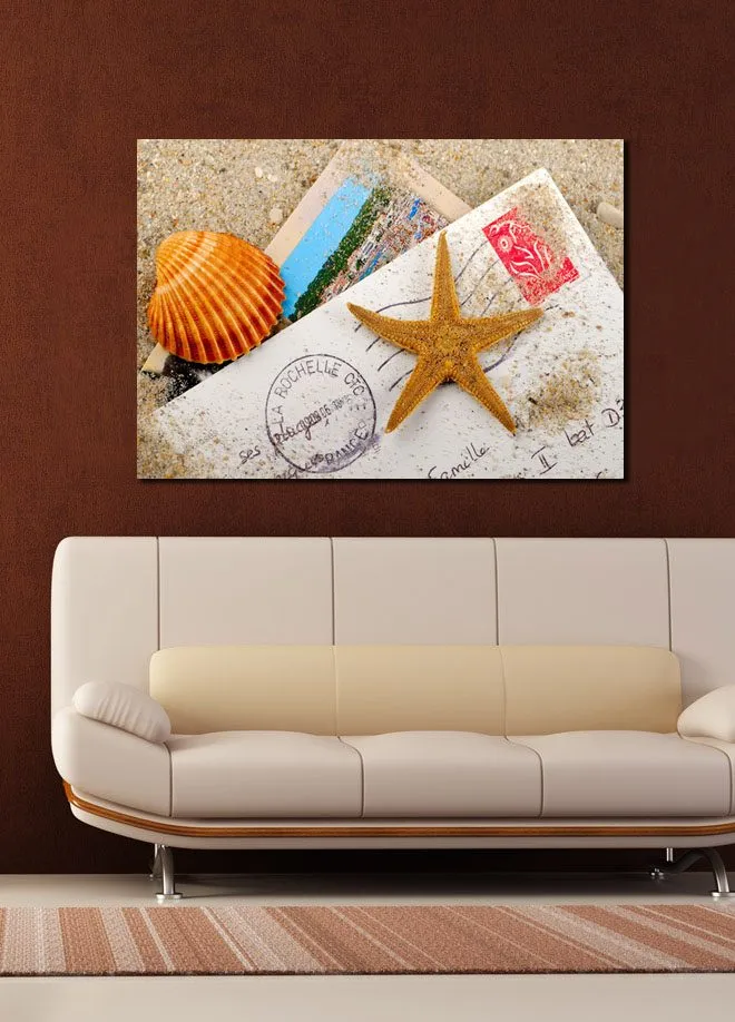 Canvastavla 70x100 cm - Strandinspirerad komposition med en sjöstjärna och snäckskal på ett postkort - Orange / Beige / Vit - Inredning - Tavlor & konst - Canvastavlor
