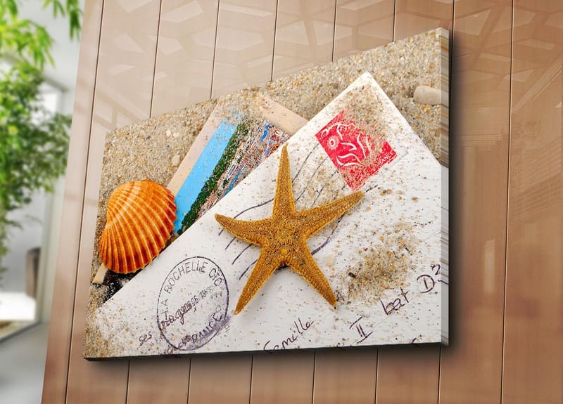 Canvastavla 70x100 cm - Strandinspirerad komposition med en sjöstjärna och snäckskal på ett postkort - Orange / Beige / Vit - Inredning - Tavlor & konst - Canvastavlor