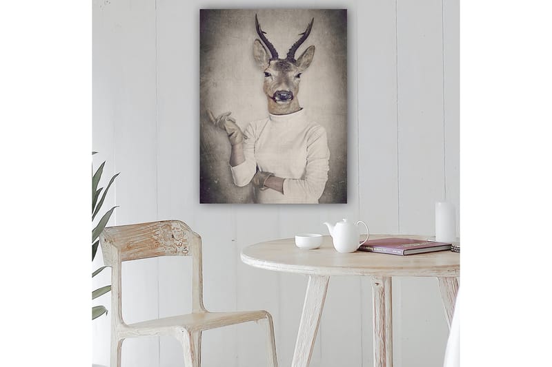 Canvastavla 70x100 cm - Surrealistisk bild av en människa med ett rådjurshuvud som gestikulerar med handen - Beige / Grå / Brun - Inredning - Tavlor & konst - Canvastavlor