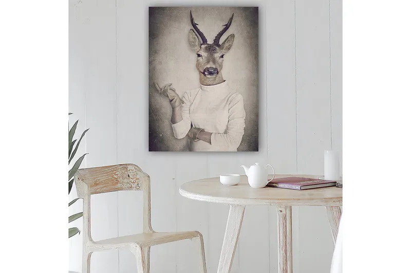 Canvastavla 70x100 cm - Surrealistisk bild av en människa med ett rådjurshuvud som gestikulerar med handen - Beige / Grå / Brun - Inredning - Tavlor & konst - Canvastavlor