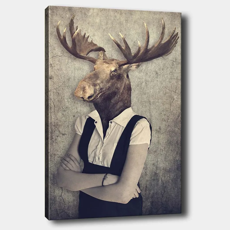 Canvastavla 70x100 cm - Surrealistisk komposition med en människa som har ett älghuvud, klädd i en vit skjorta och svart overall - Brun / Vit / Svart - Inredning - Tavlor & konst - Canvastavlor