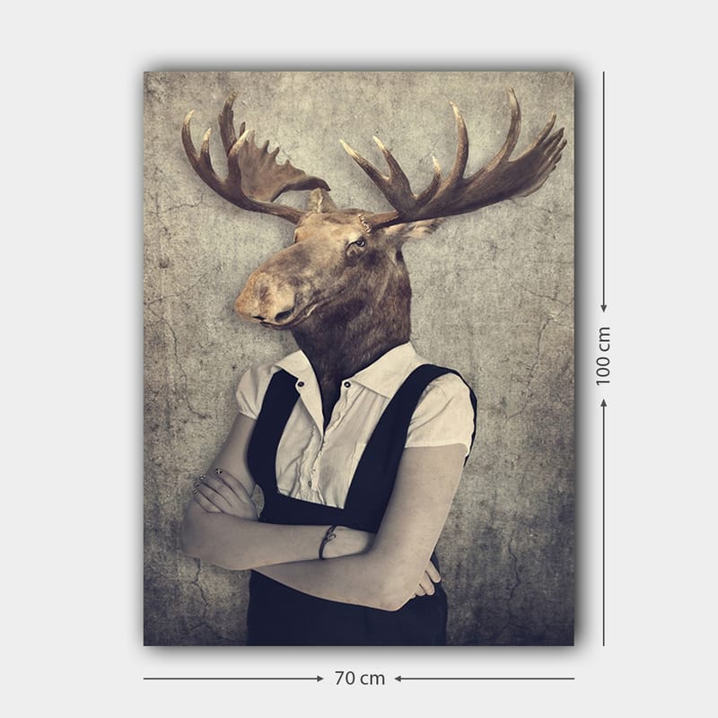 Canvastavla 70x100 cm - Surrealistisk komposition med en människa som har ett älghuvud, klädd i en vit skjorta och svart overall - Brun / Vit / Svart - Inredning - Tavlor & konst - Canvastavlor