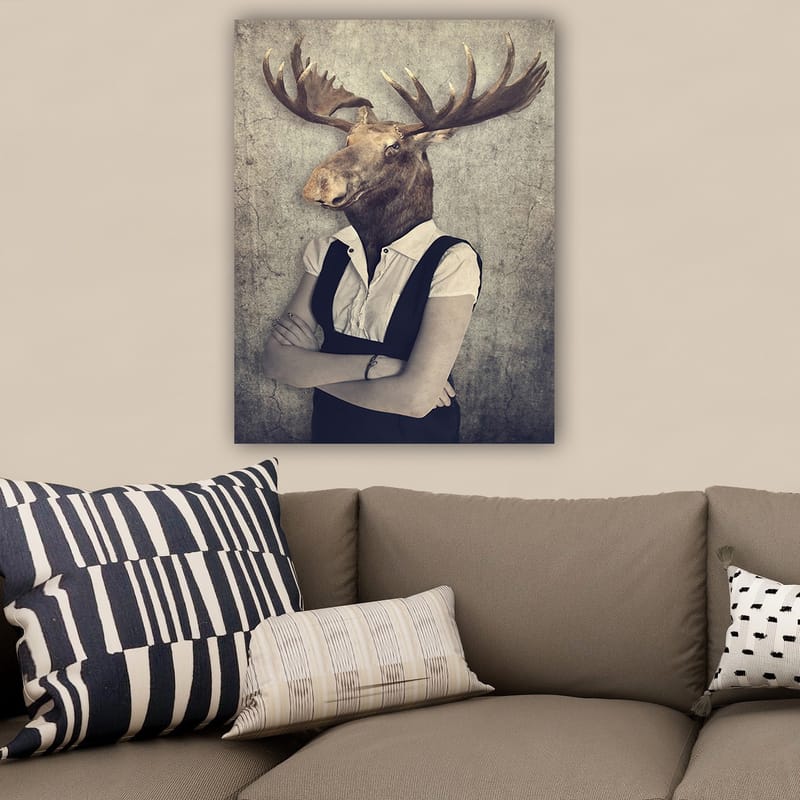 Canvastavla 70x100 cm - Surrealistisk komposition med en människa som har ett älghuvud, klädd i en vit skjorta och svart overall - Brun / Vit / Svart - Inredning - Tavlor & konst - Canvastavlor