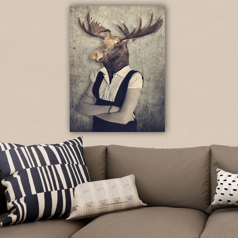 Canvastavla 70x100 cm - Surrealistisk komposition med en människa som har ett älghuvud, klädd i en vit skjorta och svart overall - Brun / Vit / Svart - Inredning - Tavlor & konst - Canvastavlor