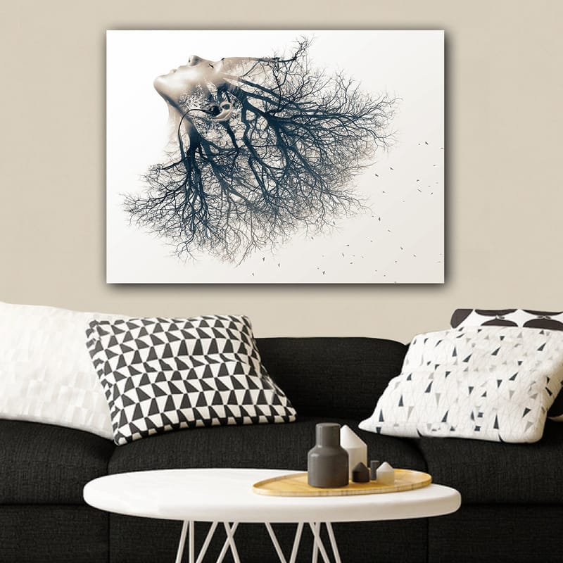 Canvastavla 70x100 cm - Surrealistisk skildring av en kvinna vars ansikte smälter samman med ett träd, vilket symboliserar en djup koppling mellan människa och natur - Svart / Vit - Inredning - Tavlor & konst - Canvastavlor