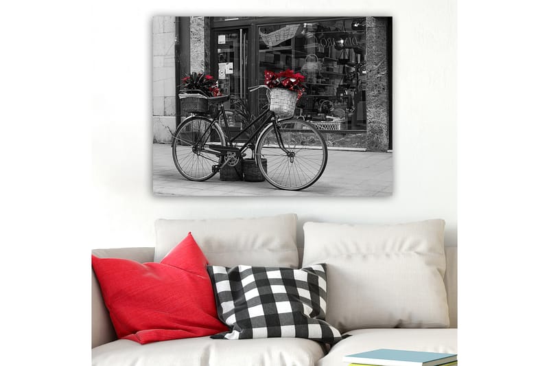 Canvastavla 70x100 cm - Svart cykel med blommor i korgar på en gata - Röd / Svart / Grå - Inredning - Tavlor & konst - Canvastavlor