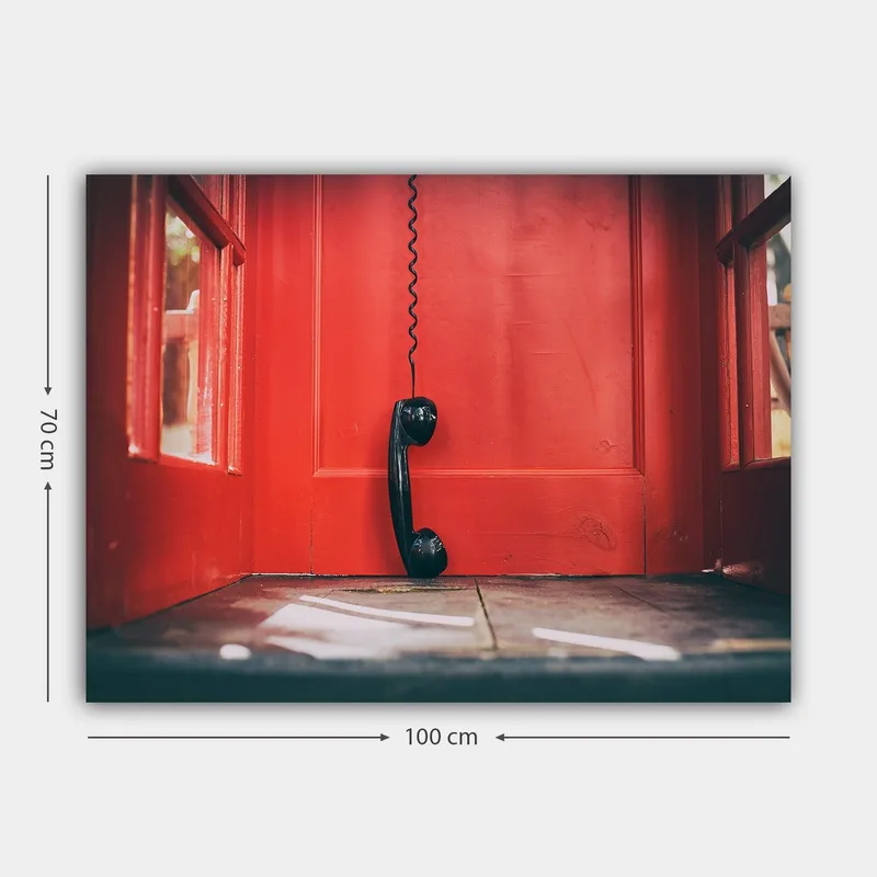 Canvastavla 70x100 cm - Svart telefon hänger i en röd telefonkiosk - Röd / Svart - Inredning - Tavlor & konst - Canvastavlor