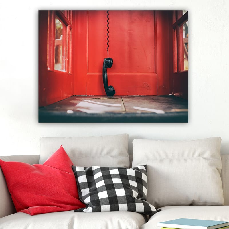Canvastavla 70x100 cm - Svart telefon hänger i en röd telefonkiosk - Röd / Svart - Inredning - Tavlor & konst - Canvastavlor