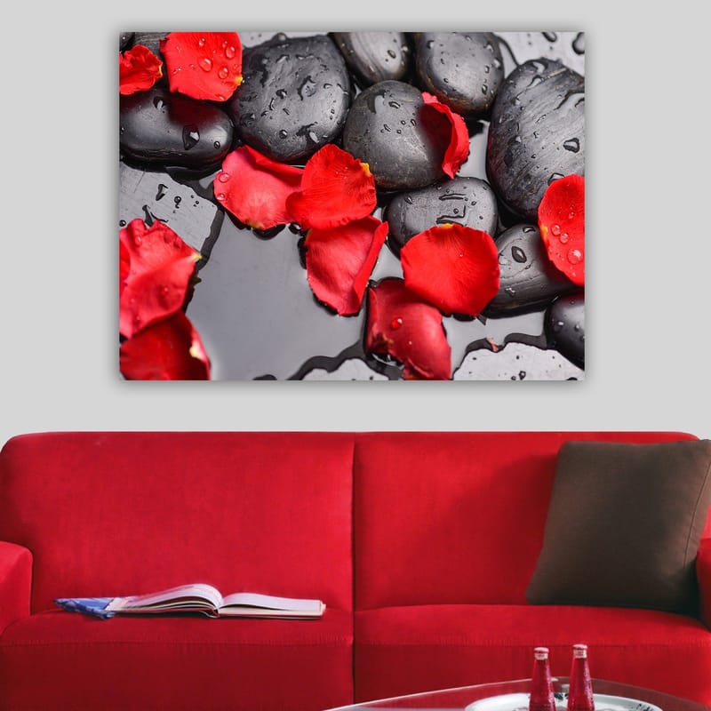 Canvastavla 70x100 cm - Svarta stenar omgivna av röda rosenblad på en spegelblanka yta - Svart / Röd - Inredning - Tavlor & konst - Canvastavlor