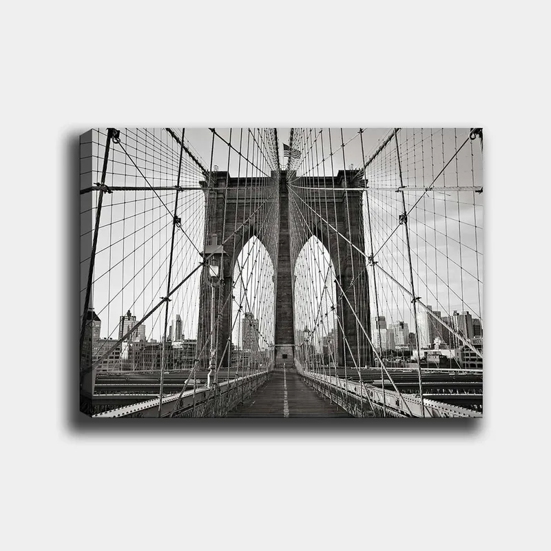 Canvastavla 70x100 cm - Svartvit bild av Brooklyn Bridge som visar dess majestätiska bågar och kablar, Svart / Vitt / Grått