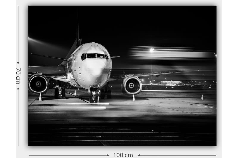 Canvastavla 70x100 cm - Svartvit bild av ett flygplan på en flygplats under natten - Svart / Vitt / Grått - Inredning - Tavlor & konst - Canvastavlor